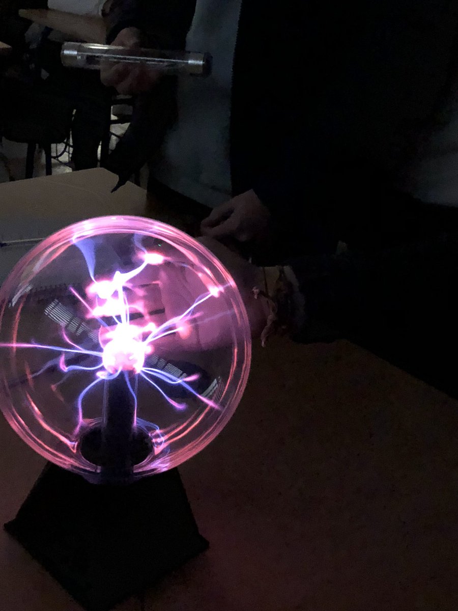 Carolinaciencia's tweet photo. Hoy comenzamos el campo eléctrico en Física 2 Bto, en el infinito el campo es cero, dónde está el infinito? Gracias a la lámpara stick y a la bola de plasma lo descubrimos a 60cm. Disfrutando de la #física https://t.co/sRe3gwAd8n