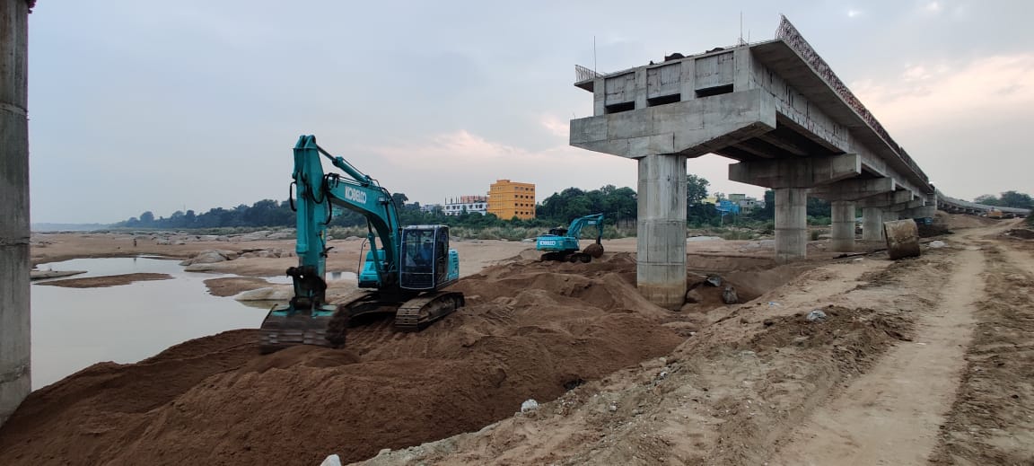 PWD_Odisha's tweet photo. Er. Manoj Kumar Tripathy, Chief Construction Engineer, Phulbani, reviewed the progress of 938m long Marjakud  Bridge in Boudh. Foundation work for the bridge is complete while work on the approach roads is in progress. The project is scheduled for completion by May 2022. https://t.co/sdu5IpX6hl