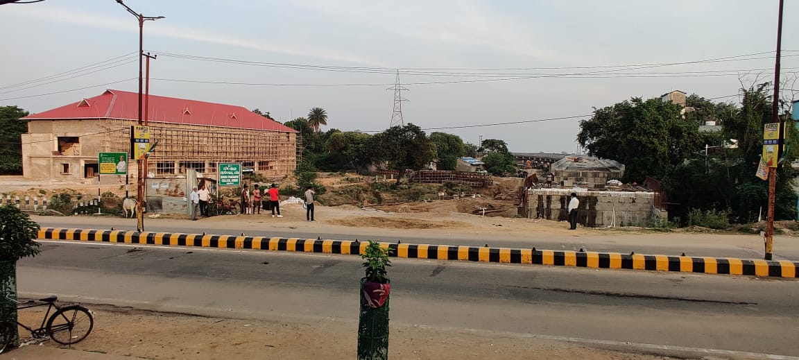 PWD_Odisha's tweet photo. Er. Manoj Kumar Tripathy, Chief Construction Engineer, Phulbani, reviewed the progress of 938m long Marjakud  Bridge in Boudh. Foundation work for the bridge is complete while work on the approach roads is in progress. The project is scheduled for completion by May 2022. https://t.co/sdu5IpX6hl
