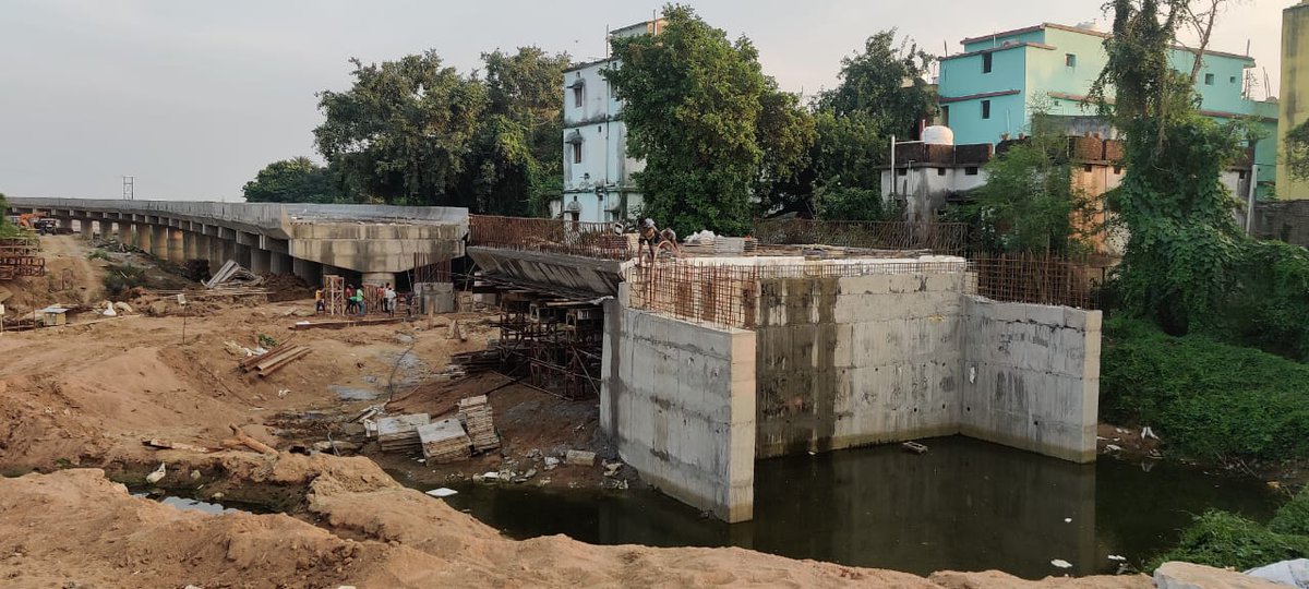 Er. Manoj Kumar Tripathy, Chief Construction Engineer, Phulbani, reviewed the progress of 938m long Marjakud  Bridge in Boudh. Foundation work for the bridge is complete while work on the approach roads is in progress. The project is scheduled for completion by May 2022.