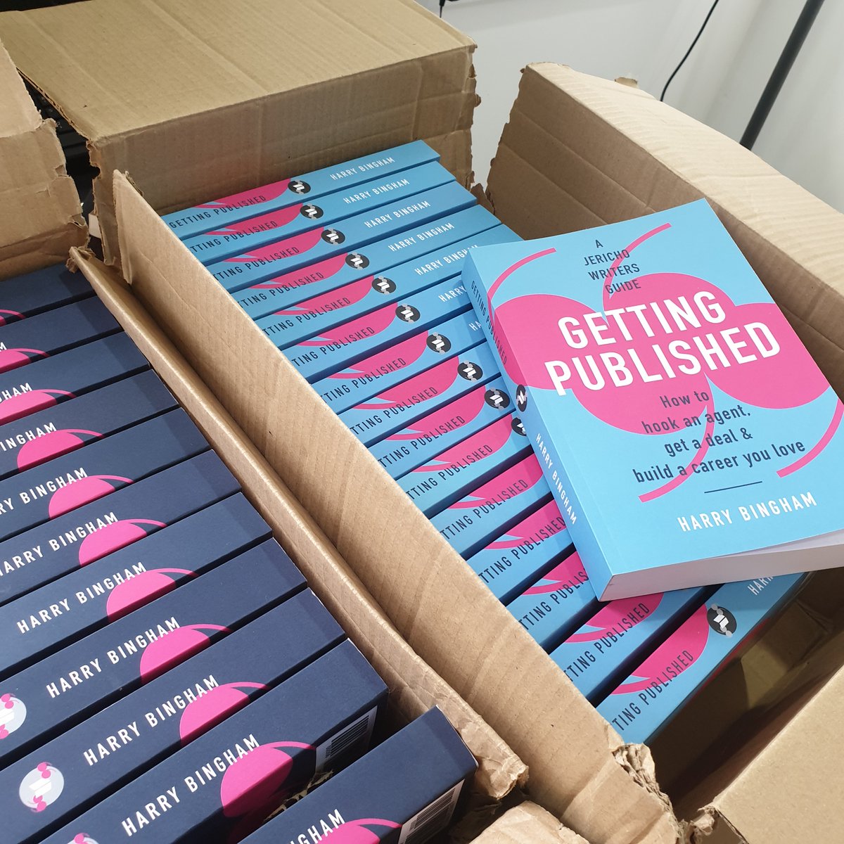 JerichoWriters's tweet photo. How lovely do these books look stacked up together? 💕💜💙

(We're running a little deal on them this week so now's the perfect time to get your hands on a treat for yourself, or a gift for the writer in your life. Links in our bio!) 

#amreading #publishing #howtowrite https://t.co/5uEvKaumD7