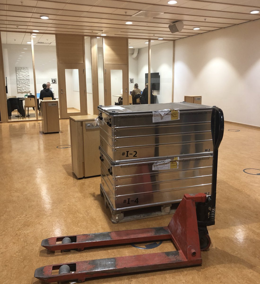 BWBStiftung's tweet photo. Unsere internationale #WillyBrandt-Wanderausstellung ist wieder unterwegs. Diesmal in Oslo! Gerade läuft der Aufbau. 🇳🇴 #Norge #utstilling #Ausstellung #WillyBrandtonTour @UBOslo https://t.co/sAPtC8UOlv