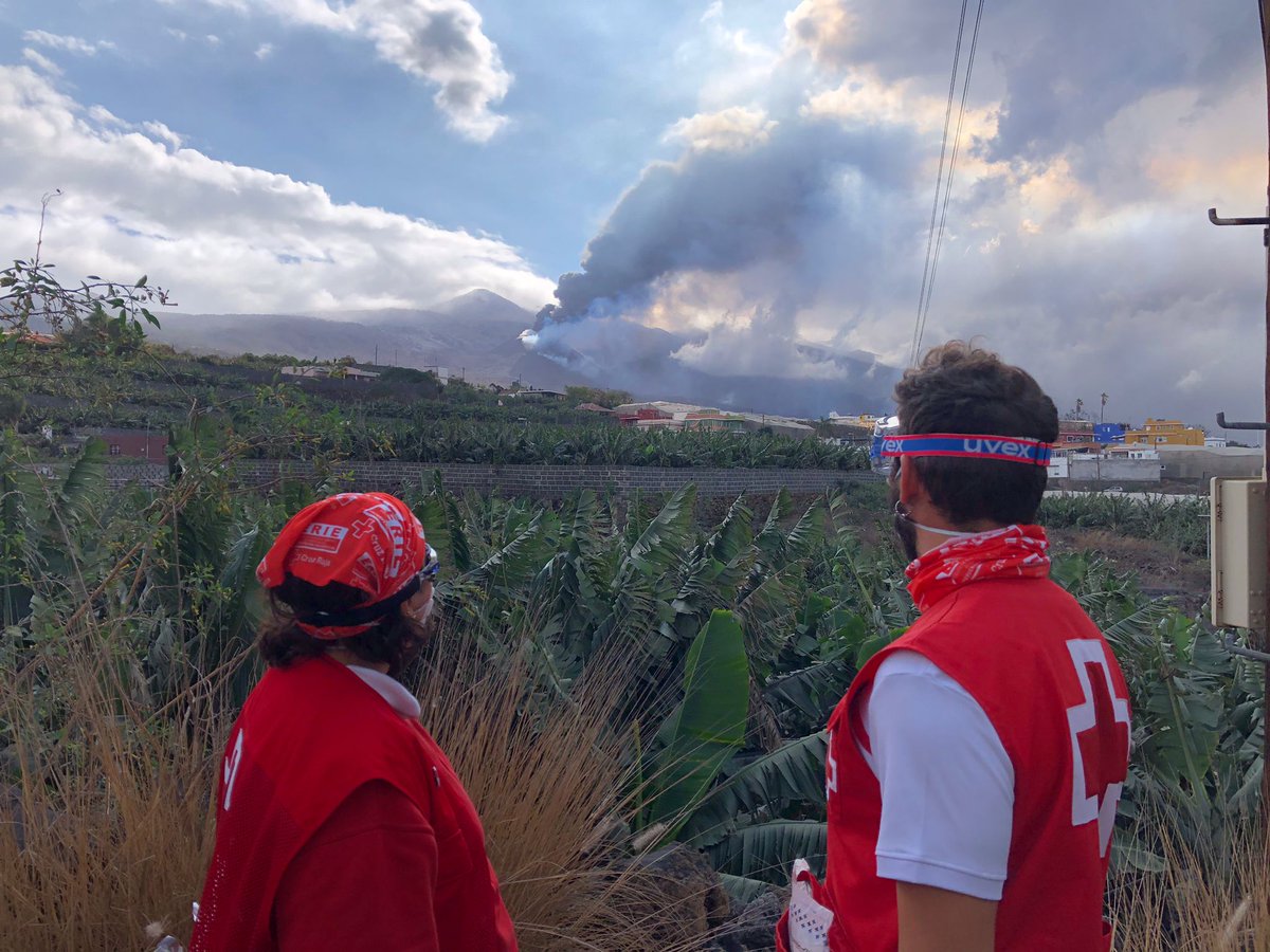 CruzRojaZgz's tweet photo. [#ErupciónLaPalma]🌋
REGRESA la #ERIEpsicosocial de #Aragon.

Durante 2 semanas han ayudado a los afectados a sobrellevar el drama de la perdida de sus hogares y medios de vida.

Eugenia Trujillo relata su experiencia @heraldoes   
👉https://t.co/zqa6Gxair6 https://t.co/xlTvRARqHZ