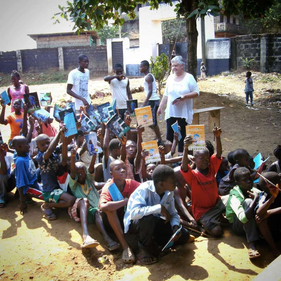TransformSalone's tweet image. It's with great sadness we say a fond farewell to Rita who passed away recently. Rita sponsored one of our students and was a great supporter of Transform Salone.

Rita had huge compassion and was wonderful with children.

Rita is remembered fondly by all at Transform Salone ❤️