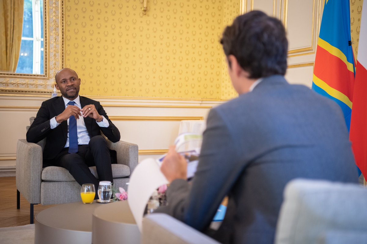 PatrickMuyaya's tweet photo. #RDC : Porter la parole du Gouvernement, informer à temps, répondre aux questions de manière transparente, écrire une nouvelle histoire entre la France et l’Afrique. Partage d’expérience et discussions conviviales avec mon homologue français @GabrielAttal #ChangementDeNarratif https://t.co/khOEcD2arq