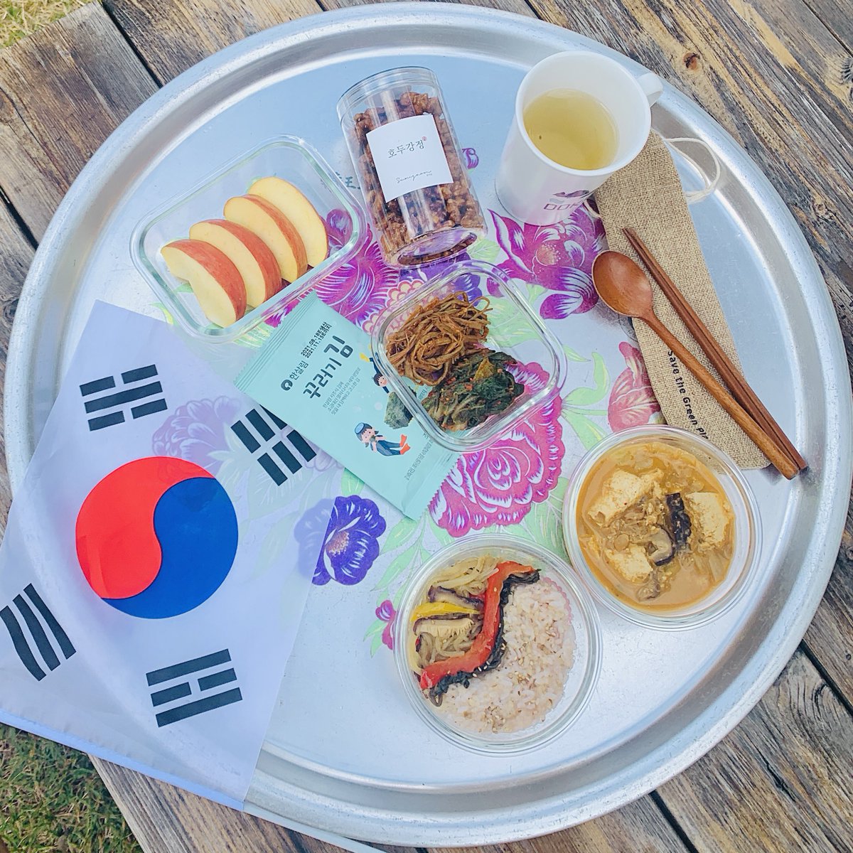 KEY_under_a_pot's tweet photo. 한식 중에 제일 좋아하는 잡채와 청국장!
동물성 재료를 넣지 않고 채식 도시락 완성!
잡채로 태극문양을 만들고, 태극기와 독도컵 들고 나들이🏕
한식도 알리고, 독도도 지키고!
독도는 우리 땅🇰🇷

#한국문화축제2021
#2021KCultureFestival
#K도시락챌린지
#KFOODCHALLENGE
#한식진흥원 https://t.co/WZPkTSHB6y