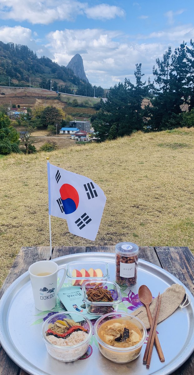 KEY_under_a_pot's tweet photo. 한식 중에 제일 좋아하는 잡채와 청국장!
동물성 재료를 넣지 않고 채식 도시락 완성!
잡채로 태극문양을 만들고, 태극기와 독도컵 들고 나들이🏕
한식도 알리고, 독도도 지키고!
독도는 우리 땅🇰🇷

#한국문화축제2021
#2021KCultureFestival
#K도시락챌린지
#KFOODCHALLENGE
#한식진흥원 https://t.co/WZPkTSHB6y