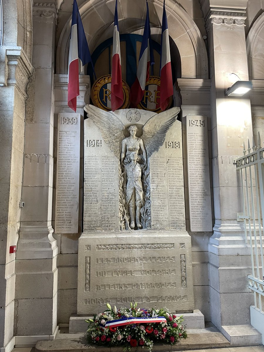 Jerome_A_Meyer's tweet photo. Au lycée Voltaire, nous rendons hommage ce midi avec @Eloiegeorges aux victimes de la guerre 14-18. Félicitations à la chorales et aux élèves du collège pour leur intervention ! N’oublions jamais ces mots de François Mitterand « Le nationalisme, c’est la guerre » 🇫🇷🇩🇪 https://t.co/YKXLapnhsd