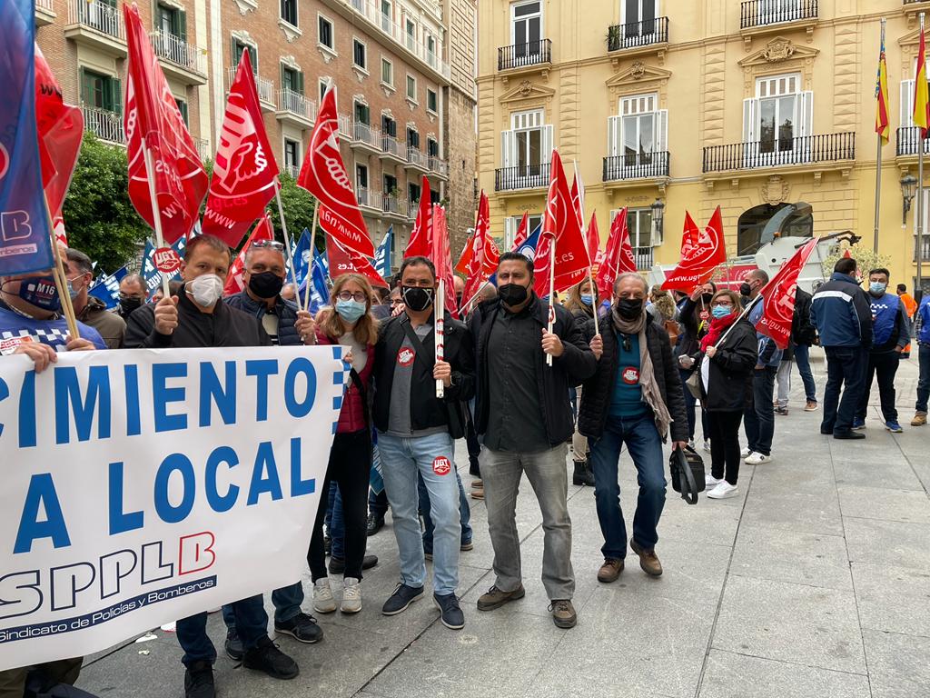 UGT_SP_PV's tweet photo. Policía Local: Queremos respeto y reconocimiento profesional. #UGT, #CCCOO, #CSIF y #SPPLB hemos realizado una ante el Palau de la Generalitat por el Respeto y Reconocimiento Profesional de la Policía Local. No cesaremos hasta que lo consigamos. https://t.co/7nGKMSdyRx