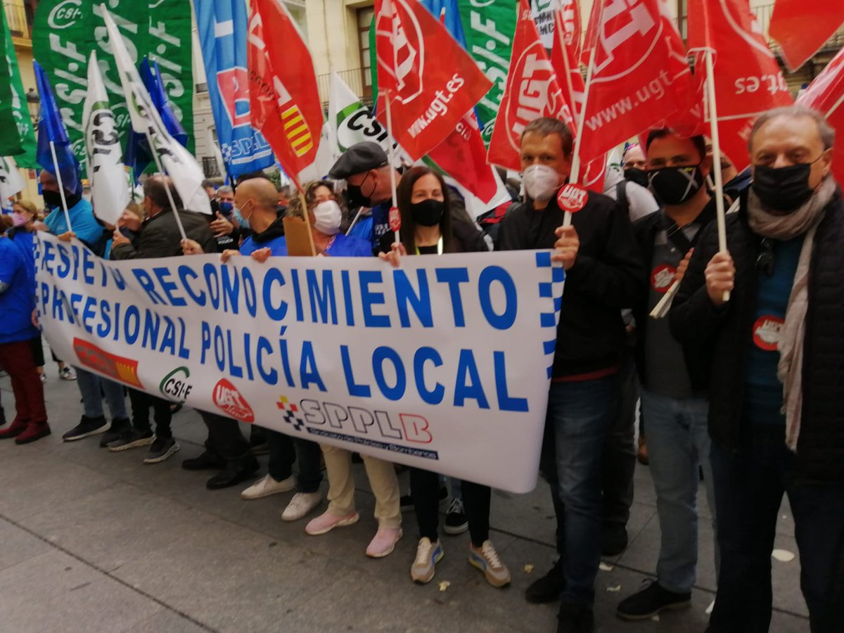 UGT_SP_PV's tweet photo. Policía Local: Queremos respeto y reconocimiento profesional. #UGT, #CCCOO, #CSIF y #SPPLB hemos realizado una ante el Palau de la Generalitat por el Respeto y Reconocimiento Profesional de la Policía Local. No cesaremos hasta que lo consigamos. https://t.co/7nGKMSdyRx
