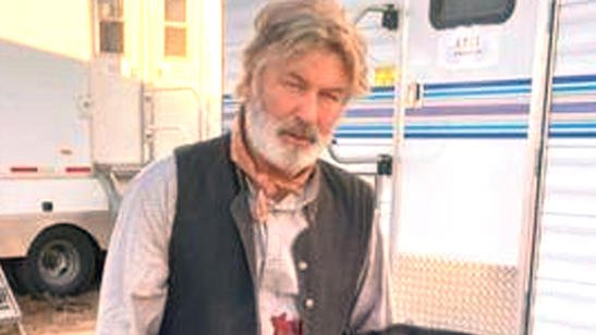 Agenzia_Ansa's tweet photo. Nuovo drammatico incidente sul set del film 'Rust' con Alec Baldwin: uno degli operatori, Jason Miller, è stato morso da un ragno 'eremita' e ora rischia l'amputazione del braccio. #ANSA
https://t.co/6vptA4hlZT https://t.co/HKz0fe65uB