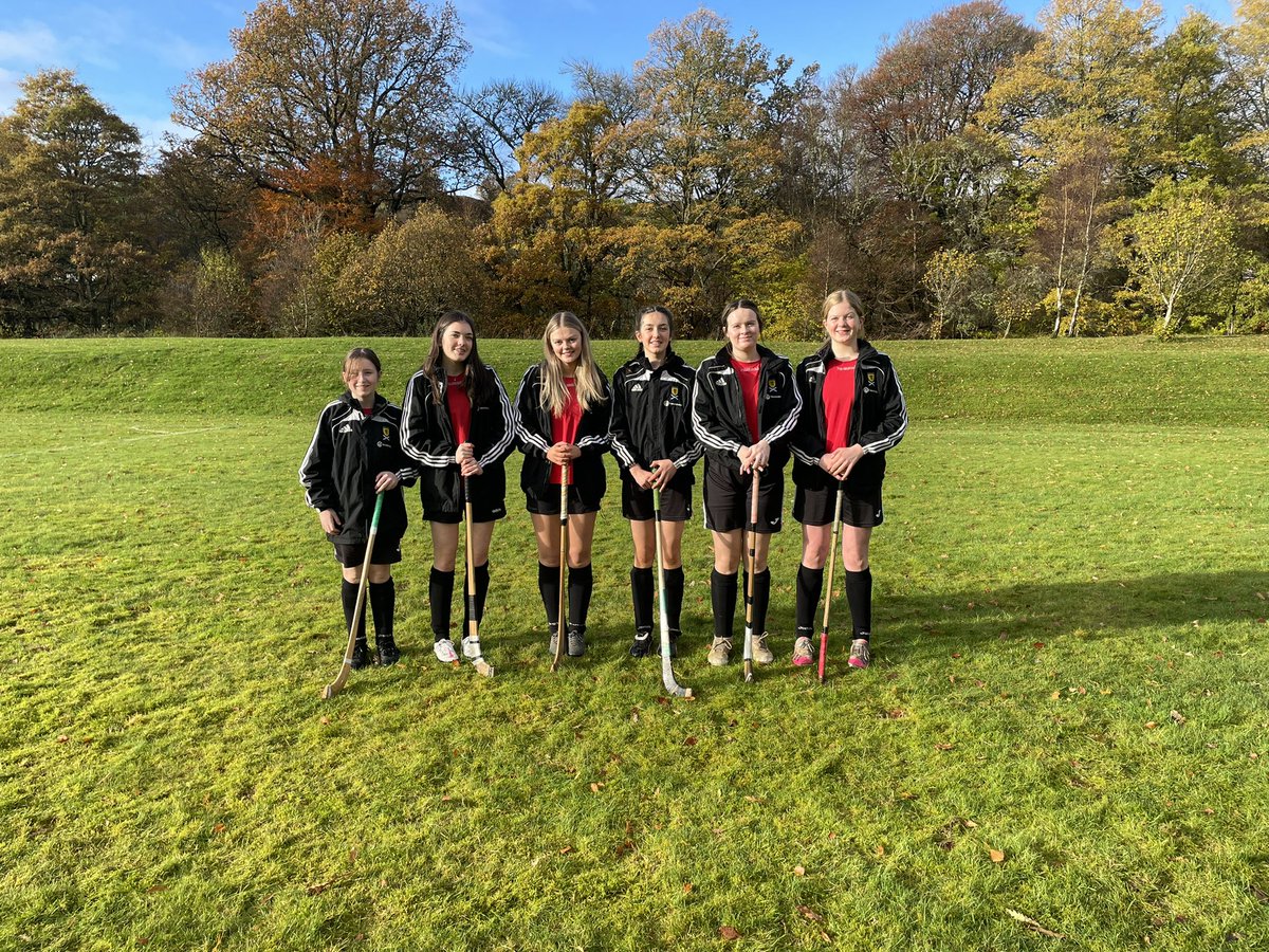Sandrahm1973's tweet photo. @Woodmill_PE girls suited and booted and ready to go 🏑#donella6s #shinty https://t.co/L5OSAogENe