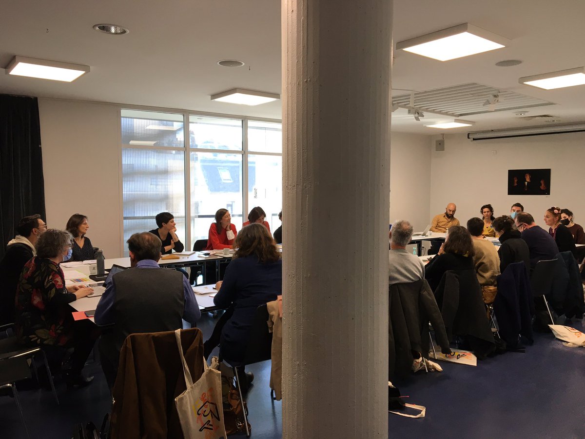 SVBretagne's tweet image. 2è partie des échanges artistiques : recomposition des groupes. Les règles : 1mn pour  présenter à ses pairs un spectacle en cours de diffusion ou en création, dir. par 1/des femme(s) ou par 1/des homme(s), en alternance… Journée pro #avisdetournées #égalitéFH #spectaclevivant