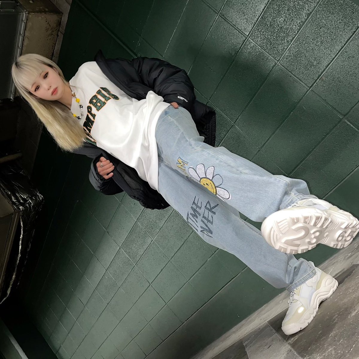 komfukuoka's tweet photo. ✨スタッフコーデ✨

ITEM
・プリントデニム
・ライトウェイトダウン
・カレッジトレーナー
・スマイリーネックレス
・V2 shoes

新作のプリントデニムを主役にしたカジュアルストリートコーデ🔥
是非真似して下さいね☺︎‼️

#セレクトショップ  #天神   #ストリート #韓国 #VIVASTUDIO #EVAEMOB https://t.co/jBy5Rhvkn1