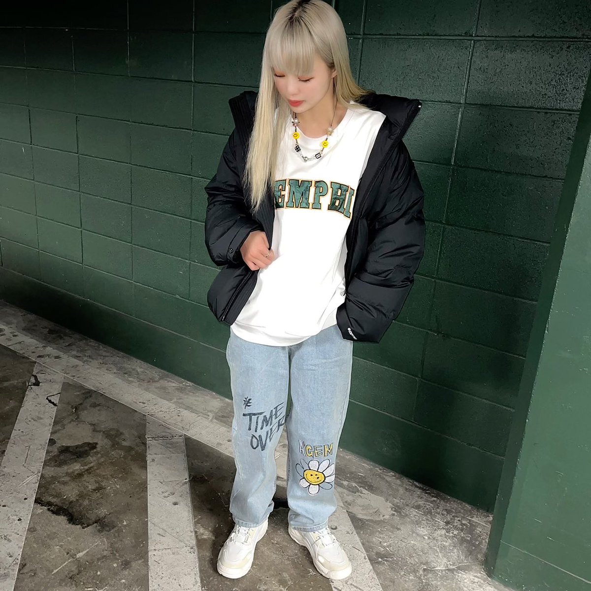 komfukuoka's tweet photo. ✨スタッフコーデ✨

ITEM
・プリントデニム
・ライトウェイトダウン
・カレッジトレーナー
・スマイリーネックレス
・V2 shoes

新作のプリントデニムを主役にしたカジュアルストリートコーデ🔥
是非真似して下さいね☺︎‼️

#セレクトショップ  #天神   #ストリート #韓国 #VIVASTUDIO #EVAEMOB https://t.co/jBy5Rhvkn1