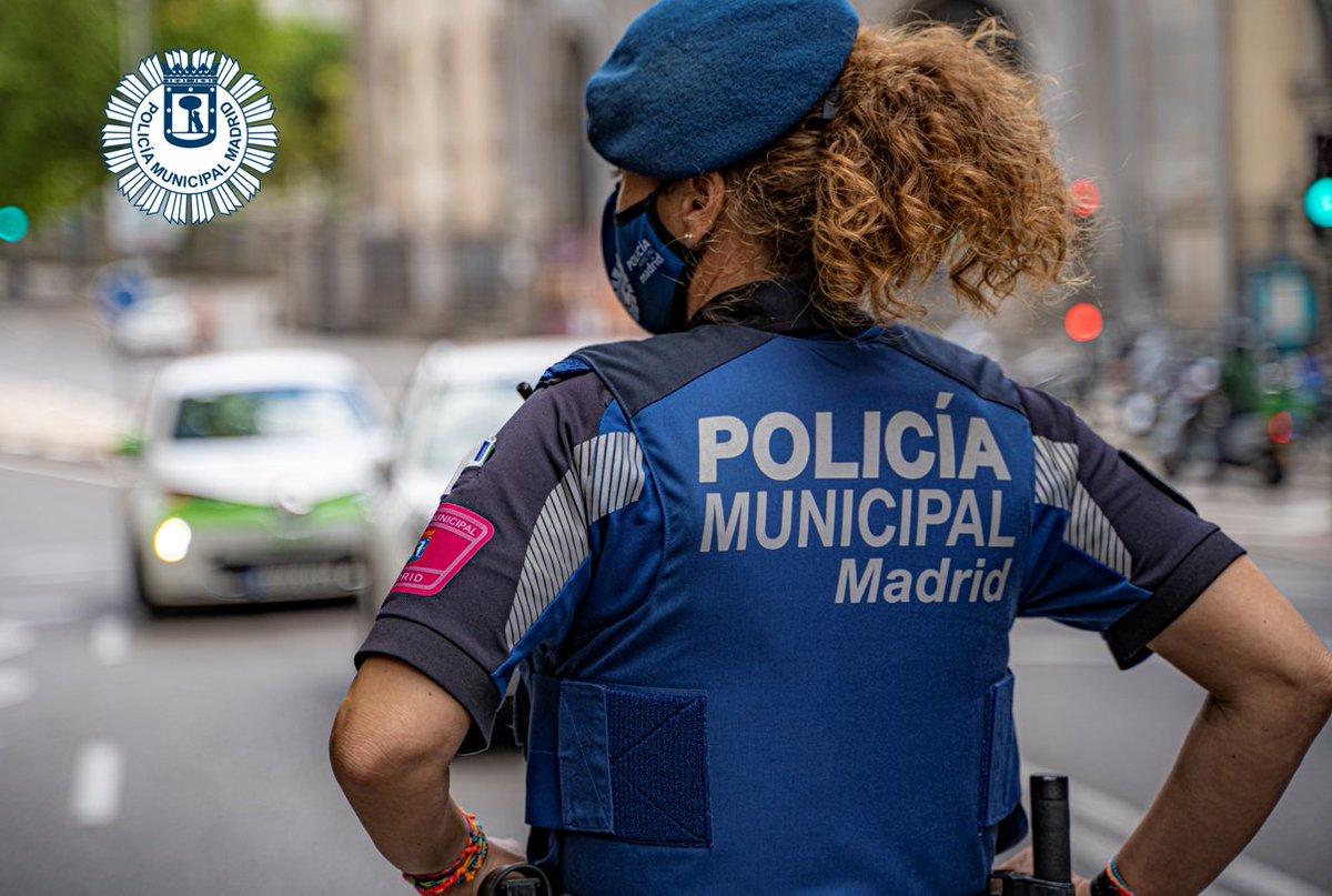 policiademadrid's tweet photo. #BuenosDias #Madrid. Disfrutar del día y actuar con precaución no es incompatible. Si no puedes mantener la distancia mínima de seguridad interpersonal aún estando en espacios abiertos, usa mascarilla, tu seguridad es lo primero.
#VolverALaNormalidad depende de todos.
#Covid_19 https://t.co/SiQANxsdsg