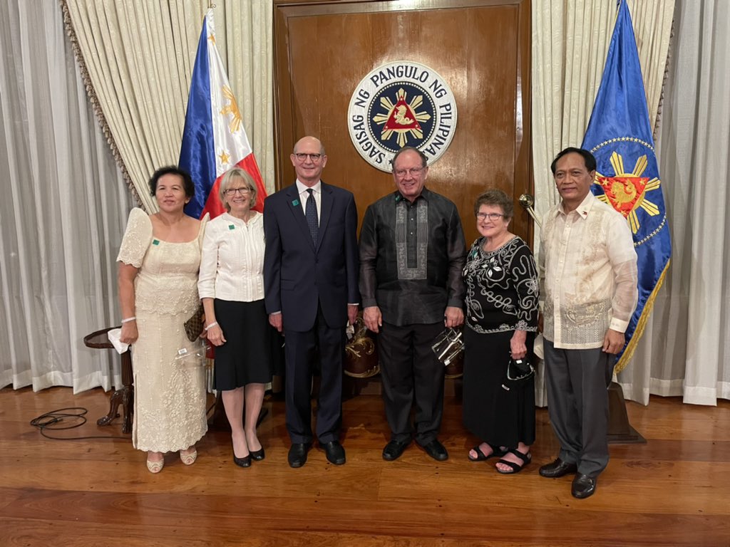 pastortedwilson's tweet photo. What a privilege to meet with Philippine President Rodrigo Duterte at his official residence, Malacañan Palace, in Manila this evening. 

President Duterte graciously welcomed us for a 36-minute meeting in which he spoken candidly about his faith in God and his prayer life. 

1/5 https://t.co/P1k6k0pb8U
