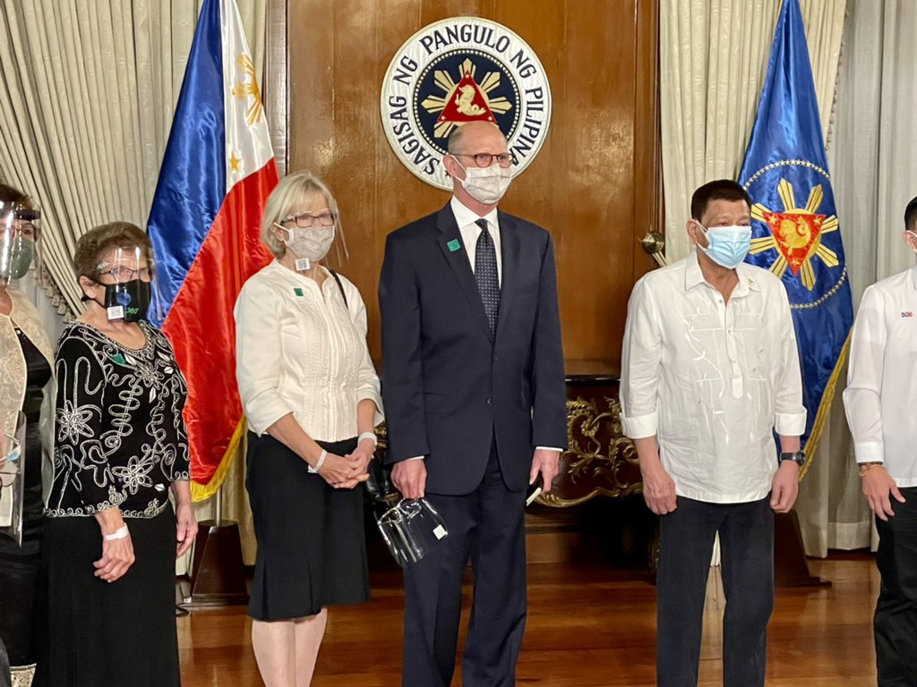 pastortedwilson's tweet photo. What a privilege to meet with Philippine President Rodrigo Duterte at his official residence, Malacañan Palace, in Manila this evening. 

President Duterte graciously welcomed us for a 36-minute meeting in which he spoken candidly about his faith in God and his prayer life. 

1/5 https://t.co/P1k6k0pb8U