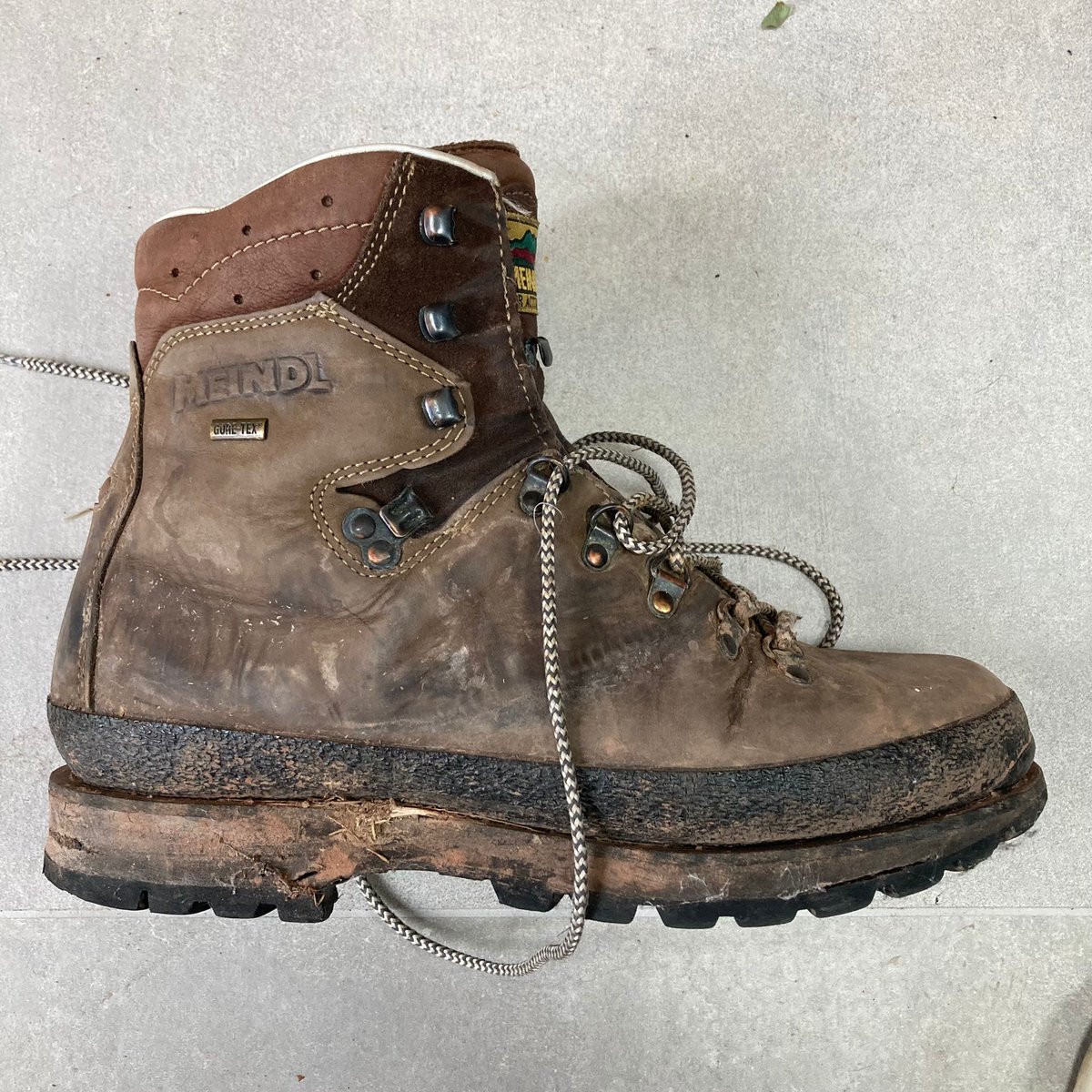danstretch's tweet photo. @Meindlboots I have been given some Meindl boots but I'm not sure what model or size they are. the inner soles have '8-' on the underside. Can you please help me identify them and advise on how to look after/ restore the leather? https://t.co/xJGrggYG2B