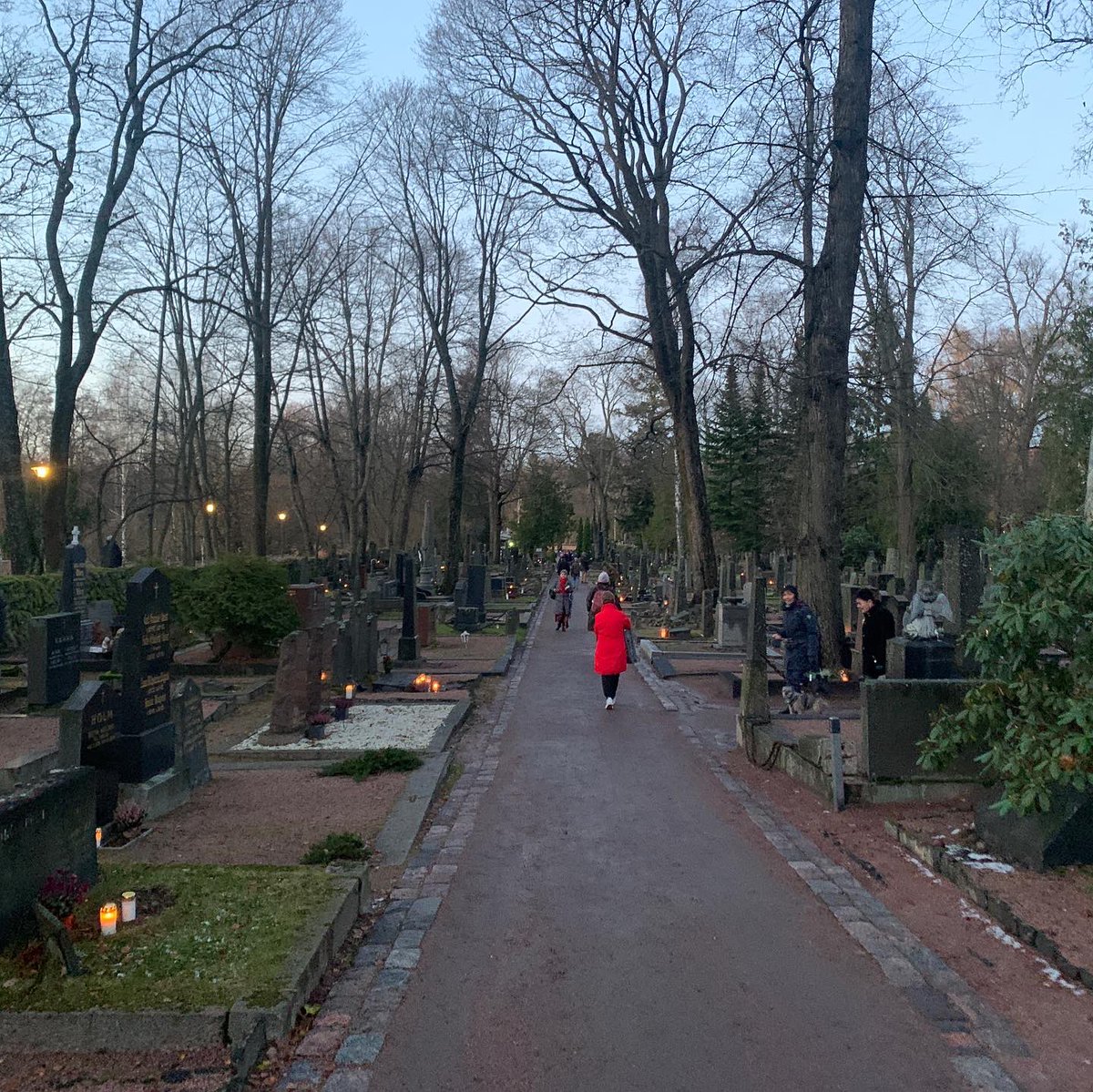 Everyone walking in the cemetery to commemorate #allsaintsday last weekend. #spooky and beautiful #Helsinki https://t.co/m0lOmv0sRk