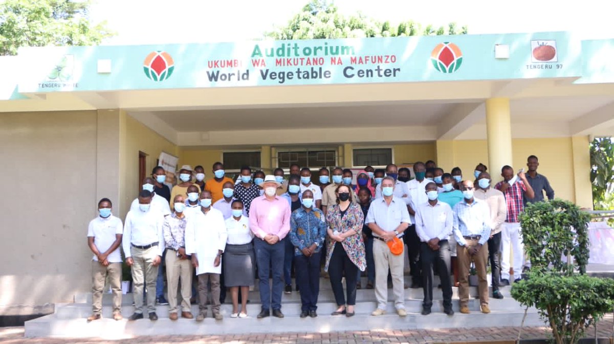 NLAgriTanzania's tweet photo. The future is in the hands of the #youth. Thank you ⁦@go_vegetables⁩ for investing in youth through practical #trainings, #research on sustainable #horticulture production and looking for local solutions on #post-harvest losses.⁦@Wiebe_de_Boer⁩ ⁦@MNjumali⁩ https://t.co/CF4A84bJS4