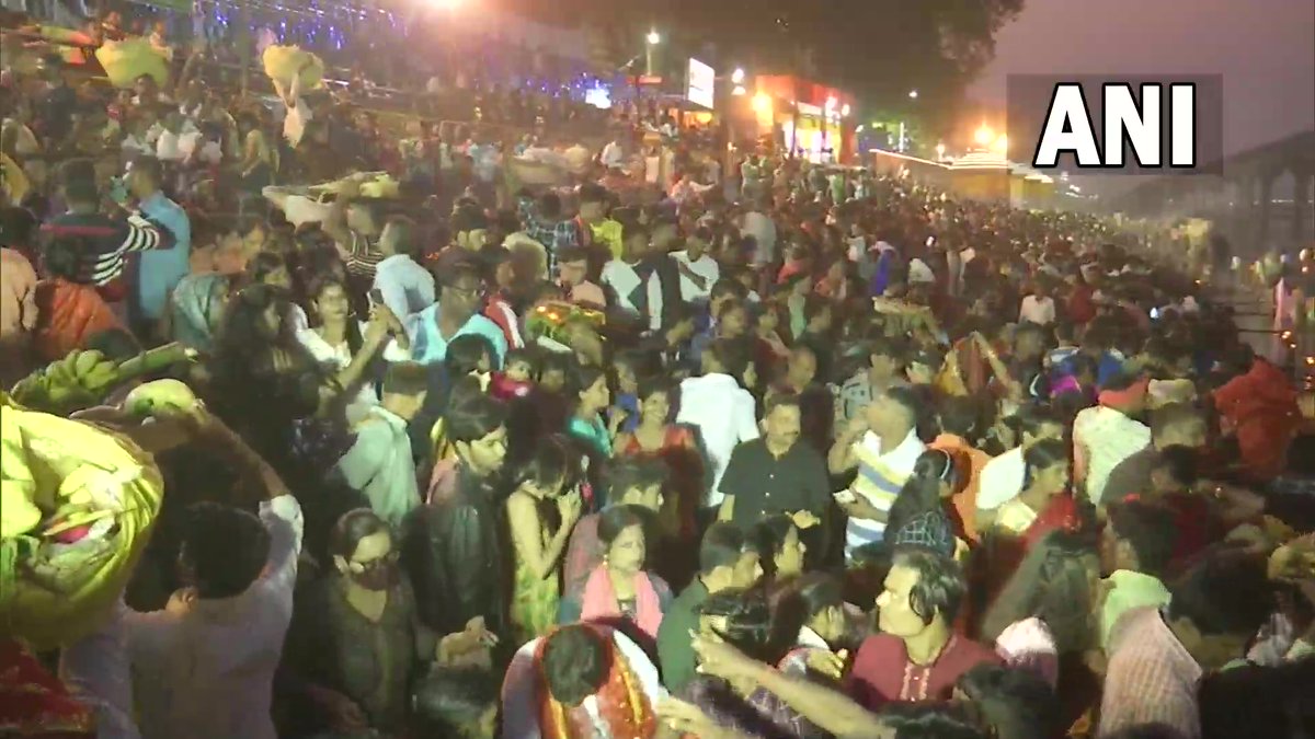 ANI's tweet photo. Bihar: Devotees offer prayers at Patna College Ghat on #ChhathPuja https://t.co/Dhi8czxVcl