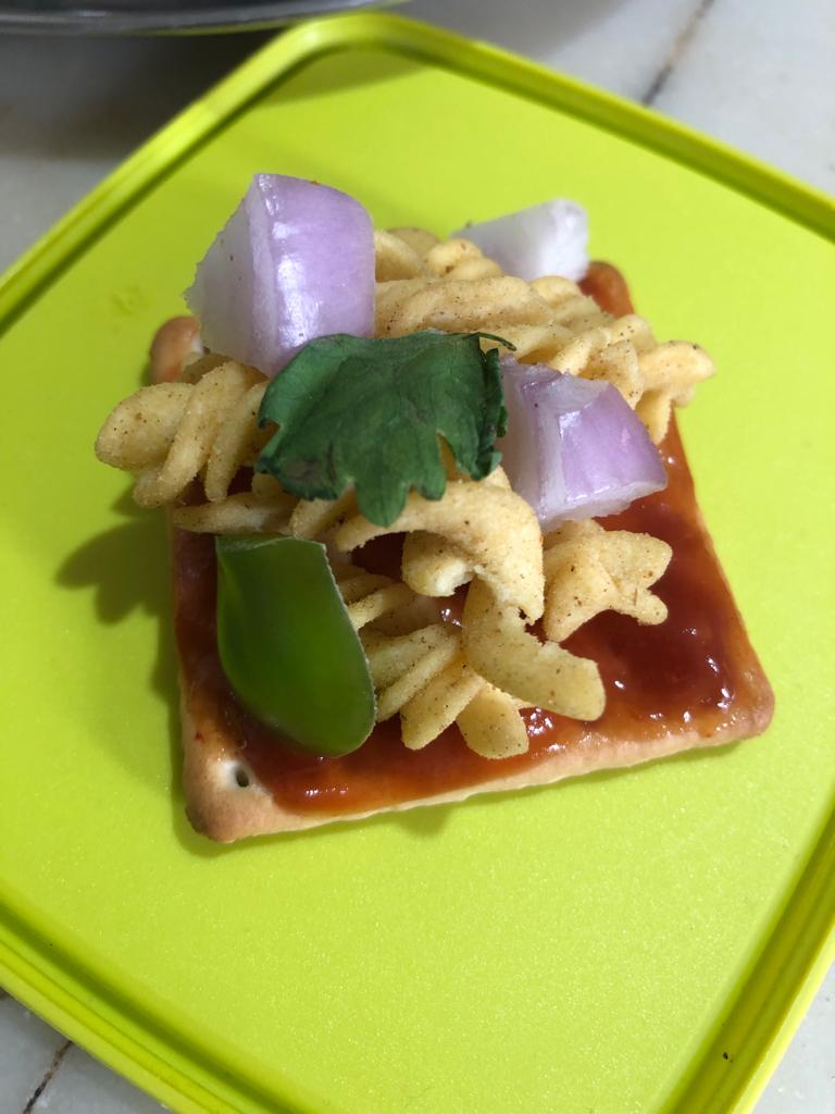 rahamat65's tweet photo. Guys fried pasta type flour with onions and salad with chilli sauce and biscuit taste better than most of the overrated items.. Try this one.
@NutriChoice #SnackerCrackerContest https://t.co/d4RIfarT9v