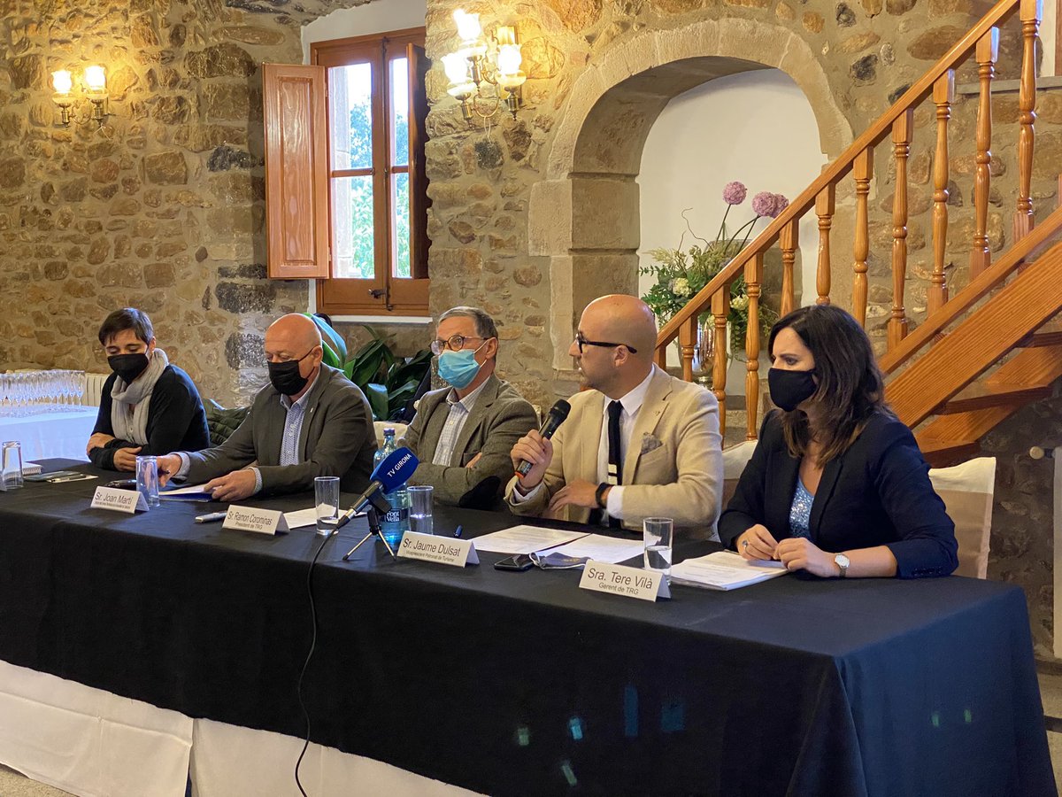 turismeruralgi's tweet photo. 👉 Avui és un gran dia!

Presentem la central de reserves de #casesrurals @TuralGi promoguda per @turismeruralgi.

Moltes gràcies @JaumeDulsat de @costabrava, i Joan Marti, director dels SSTT de @treballcat a @gencatgirona per acompanyar-nos i donar suport al projecte. https://t.co/oMAIpFeUUo