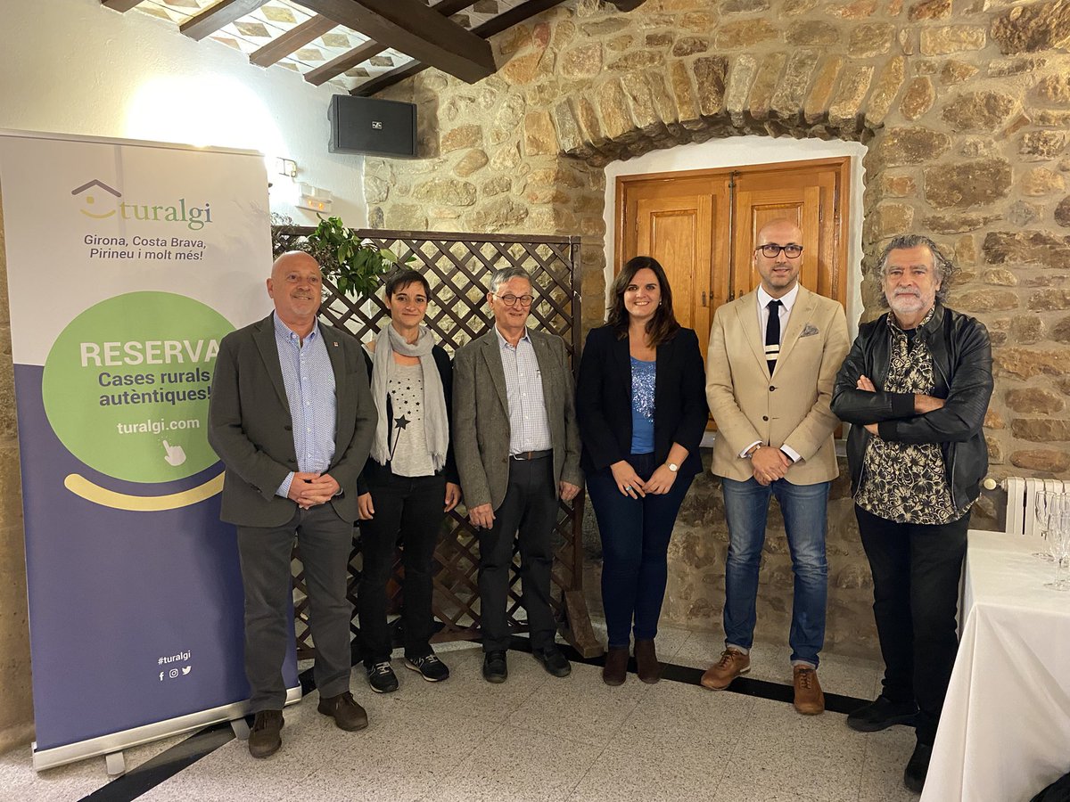 turismeruralgi's tweet photo. 👉 Avui és un gran dia!

Presentem la central de reserves de #casesrurals @TuralGi promoguda per @turismeruralgi.

Moltes gràcies @JaumeDulsat de @costabrava, i Joan Marti, director dels SSTT de @treballcat a @gencatgirona per acompanyar-nos i donar suport al projecte. https://t.co/oMAIpFeUUo