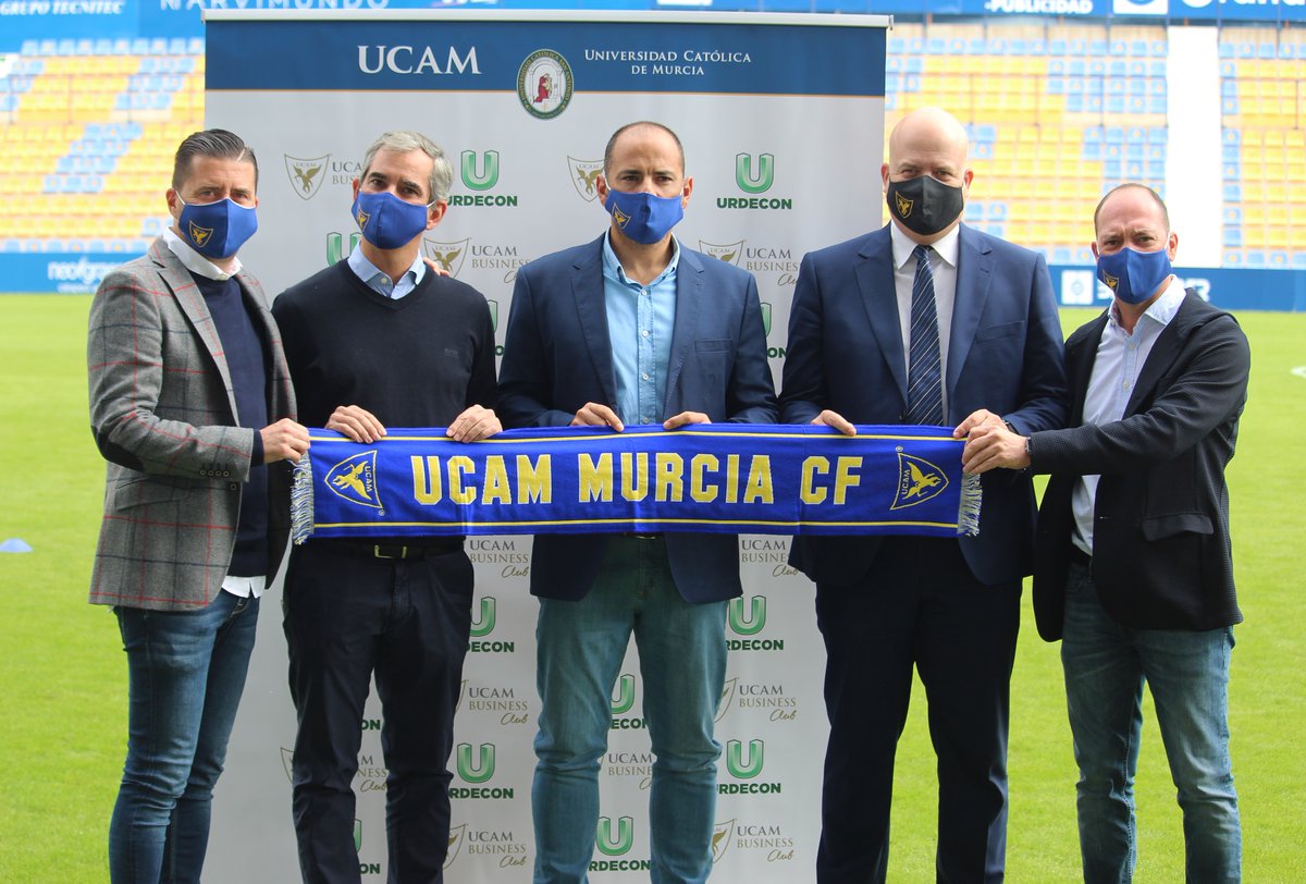 📸 𝘍𝘰𝘵𝘰 𝘥𝘦 𝘧𝘢𝘮𝘪𝘭𝘪𝘢 𝘴𝘰𝘣𝘳𝘦 𝘦𝘭 𝘤𝘦́𝘴𝘱𝘦𝘥 𝘥𝘦𝘭 𝘉𝘦𝘚𝘰𝘤𝘤𝘦𝘳 𝘓𝘢 𝘊𝘰𝘯𝘥𝘰𝘮𝘪𝘯𝘢. 

⭐️ El técnico <a href="/SBallesta9/">SalvaBallesta9</a> ha estado arropado esta mañana por <a href="/Urdecon_/">CONSTRUCCIONES URDECON</a> y parte de nuestra directiva en su presentación.