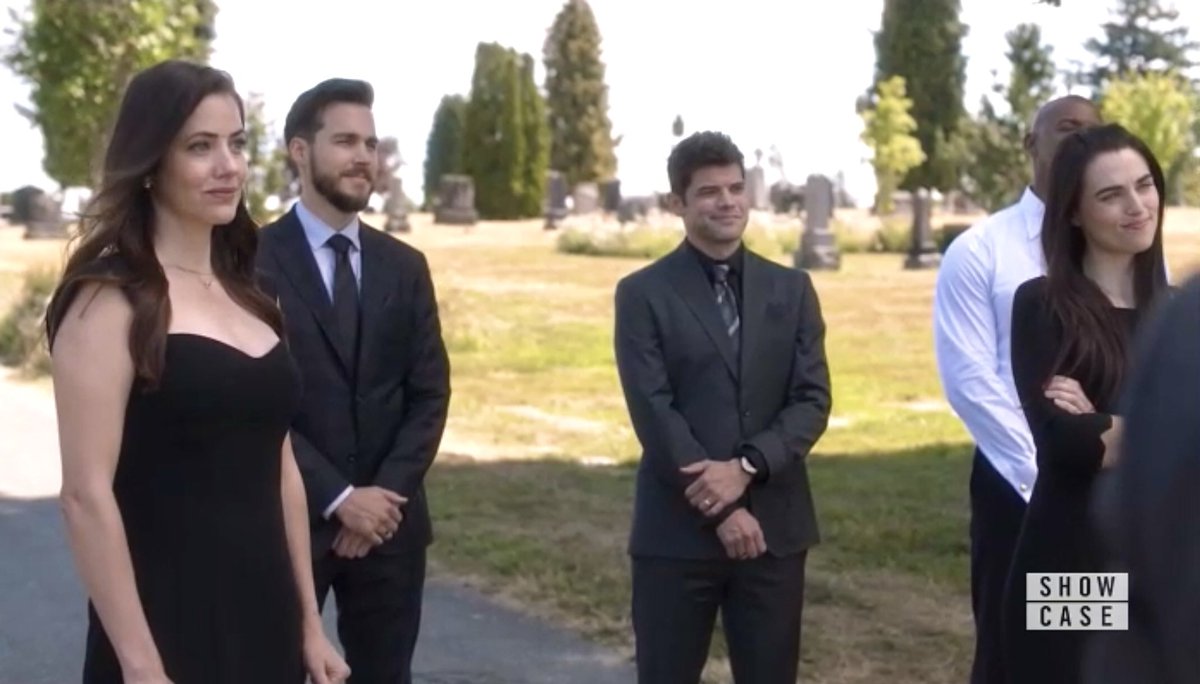 supergrlkaramel's tweet photo. they really tried to downplay mon el's relationship to the rest of the team, having him the only one missing in the wedding. he's just as close with them as everyone else is smh https://t.co/vXqn5JEFDO