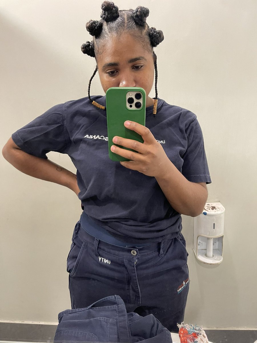 bloomunie's tweet photo. Before n during the shift 😂🤦🏽‍♀️🛠🔩 https://t.co/LeWOf3905K