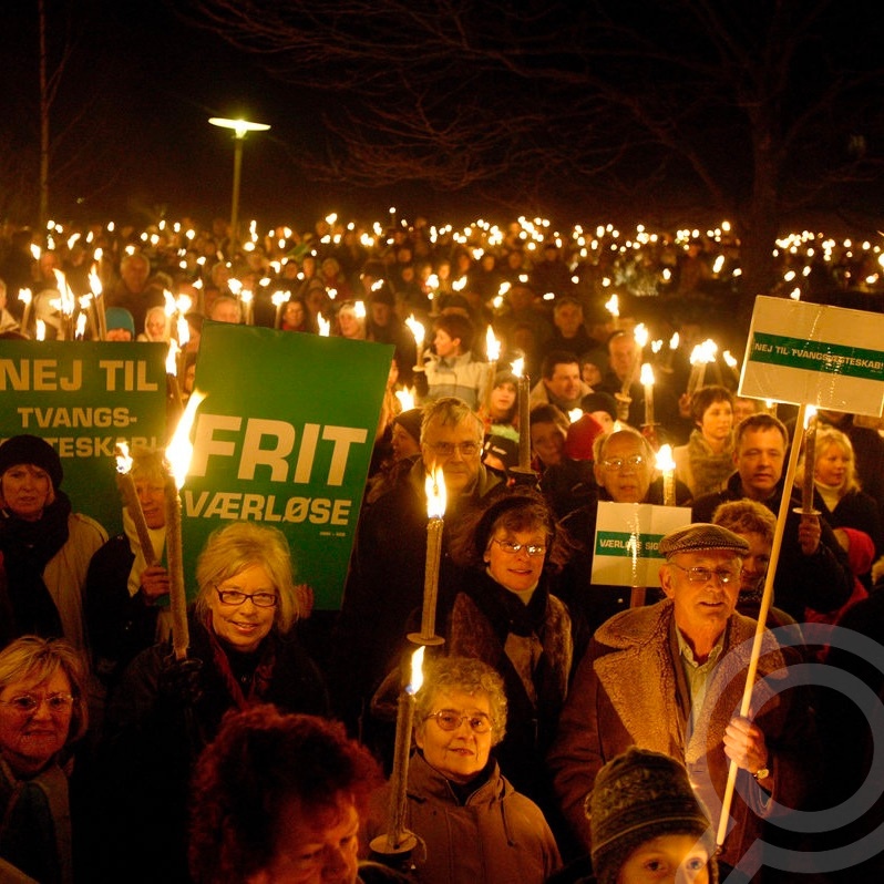 Furesø Kommune var et af Strukturreformens store dramaer. Den forgældede Farum Kommune stod til at fusionere med den rige nabokommune Værløse Kommune. 4.000 værløseborgere gik i fakkeltog til rådhuset, men fusionen blev en realitet: trap.lex.dk/Politik_og_pla…
#kv21