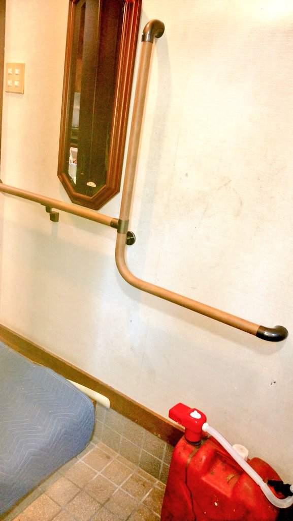 bend_easy's tweet photo. 玄関の框付近のＬ型手すり＋横手すり手すりです。上り降りには縦手すり���りも横手すりが良いですかね。縦手すりは止まっている時、靴を履くときとかに良いように思います。両方有ったほうが良さそうです。 https://t.co/9uW7R3mBzC