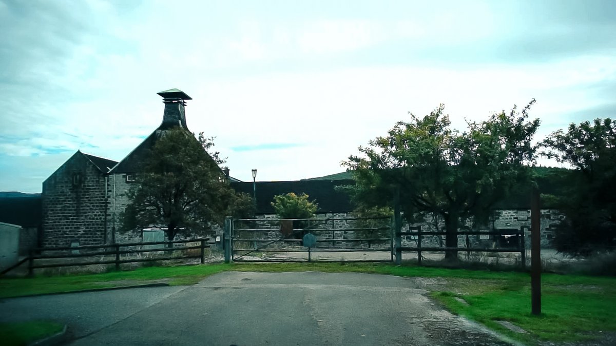 s_kujira's tweet photo. No.83
#Convalmore Distillery
1985年閉鎖。建物はバルヴェニーのすぐ隣に残っているものの、中の設備は払い出されてもぬけの殻。ここのモルトは、2017年のディアジオスペシャルリリース���一度飲んだくらいでしょうか。
#ウイスキー蒸留所を訪ねて
#TWLC https://t.co/ZpF7jmrBSW