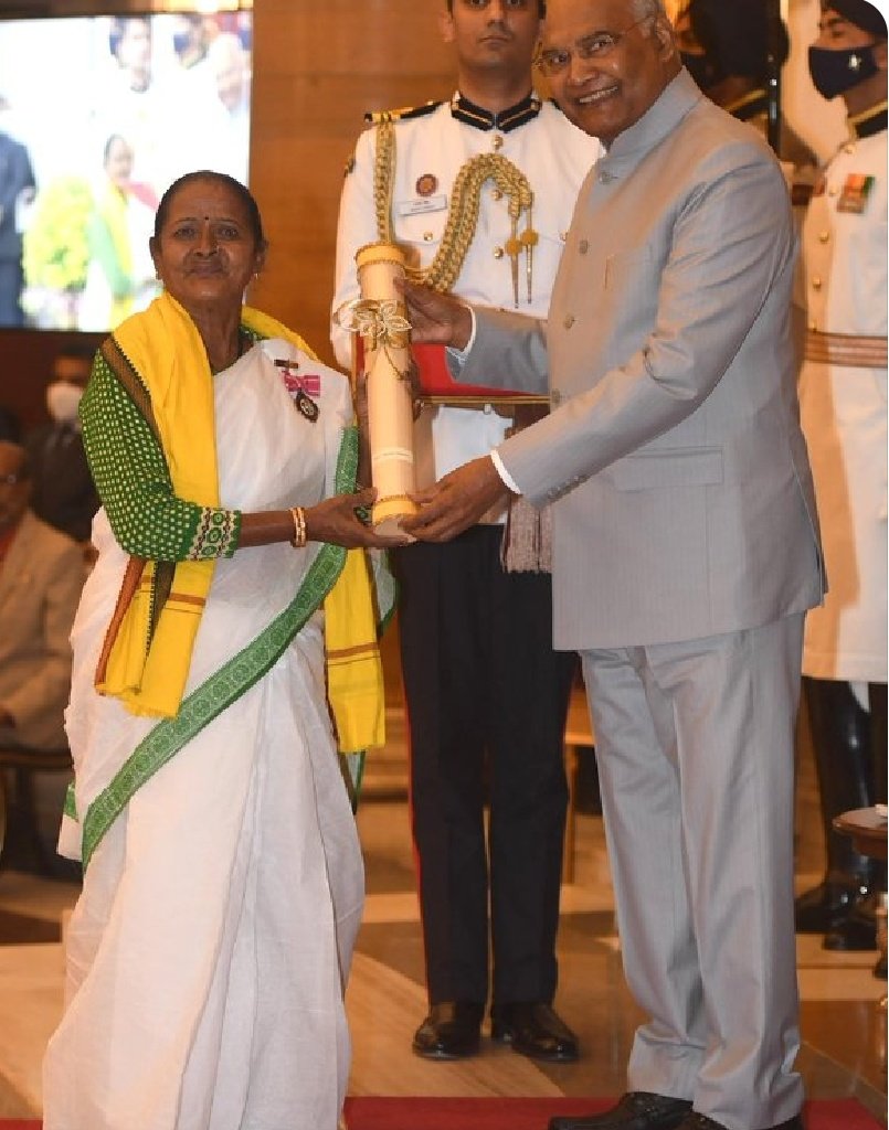 Jharkhand's Smt. Chutni Mahato conferred Padma Shri by hon. President for her fight against witch-hunting &amp; saving 100s of women from it. Pride of #Jharkhand an icon &amp; inspiration for us all. Love how some work without making noise but their actions speak so loud!! #Inspiration