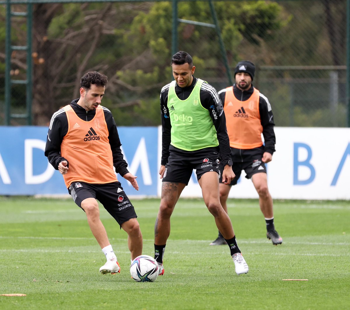 Besiktas's tweet photo. Beşiktaşımız, Aytemiz Alanyaspor maçı hazırlıklarına bugün yaptığı antrenmanla devam etti. 🦅

#ALYvBJK | #BoğazınKartalı https://t.co/IiH04duP89