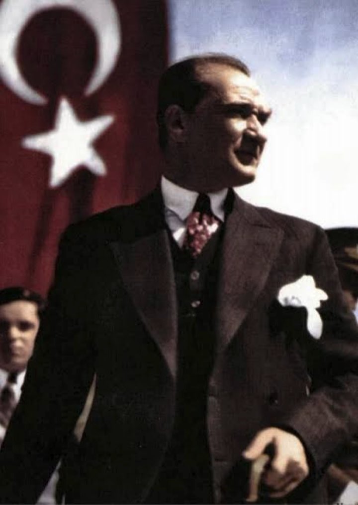 Bak yine tekrar ediyorum.
Günde 5 kez 
Ayda 150 kez
Yılda 1825 kez duyduğun ezan sesini 10 Kasım da 1 kez duyduğun siren sesine borçlusun unutma! Saygılı ol! 

Türkiye Cumhuriyeti Devleti'nin kurucusu Gazi Mustafa Kemal Atatürk 🇹🇷 

#10Kasım 
#10kasim1938
#siren 
#vorelte