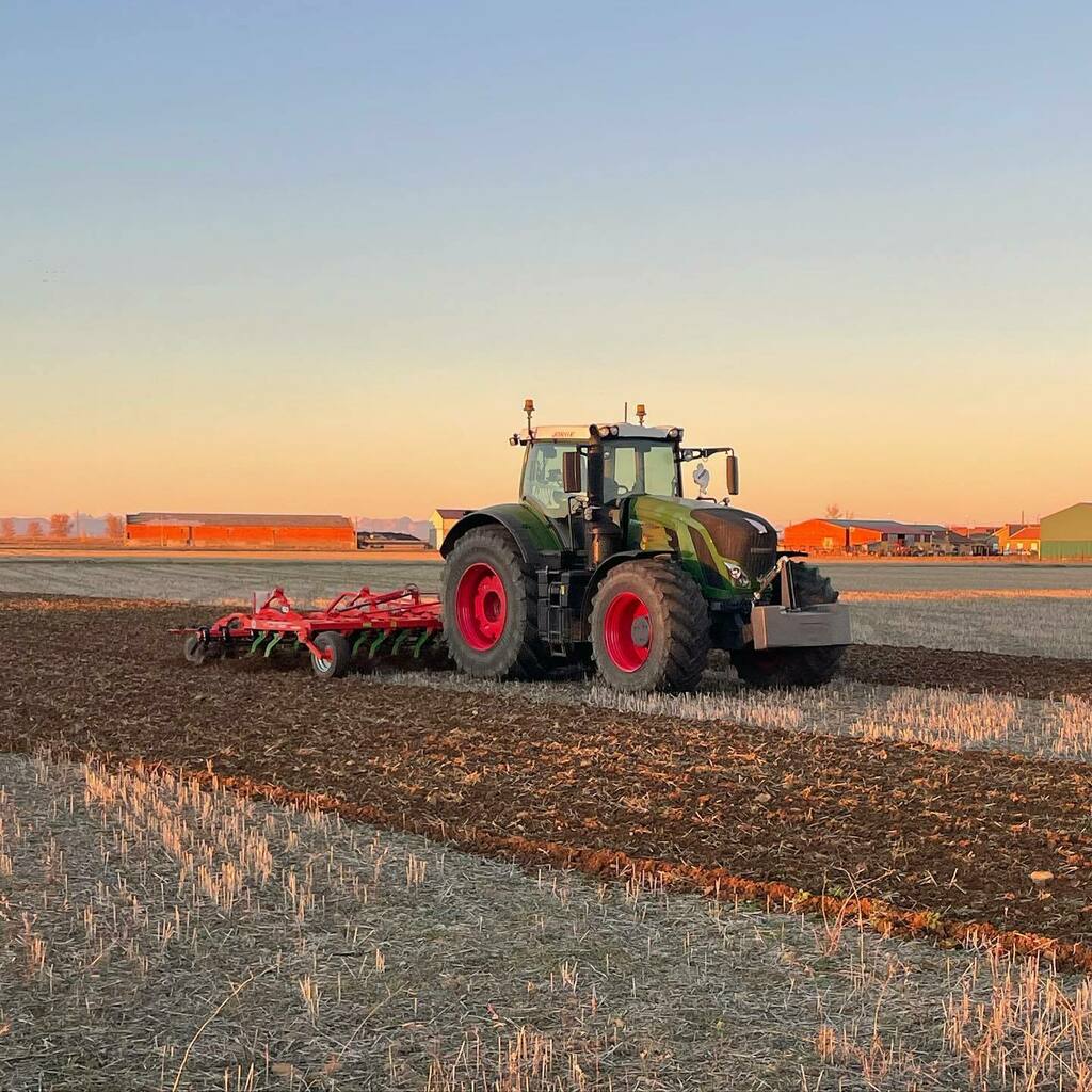 vomer_es's tweet photo. @fendt.global y @vomerworks MiniTILLER 60 primera labor sobre rastrojo de cereal / cereals stubble works 

#agricultura #agriculture #farm #farming #agricultureworldwide #landwirt #landwirtschaft #landwirttechnik #landtechnik #landtech #handbuilt #madein… https://t.co/qP6cNXtrCp https://t.co/mCdT3DYwQq