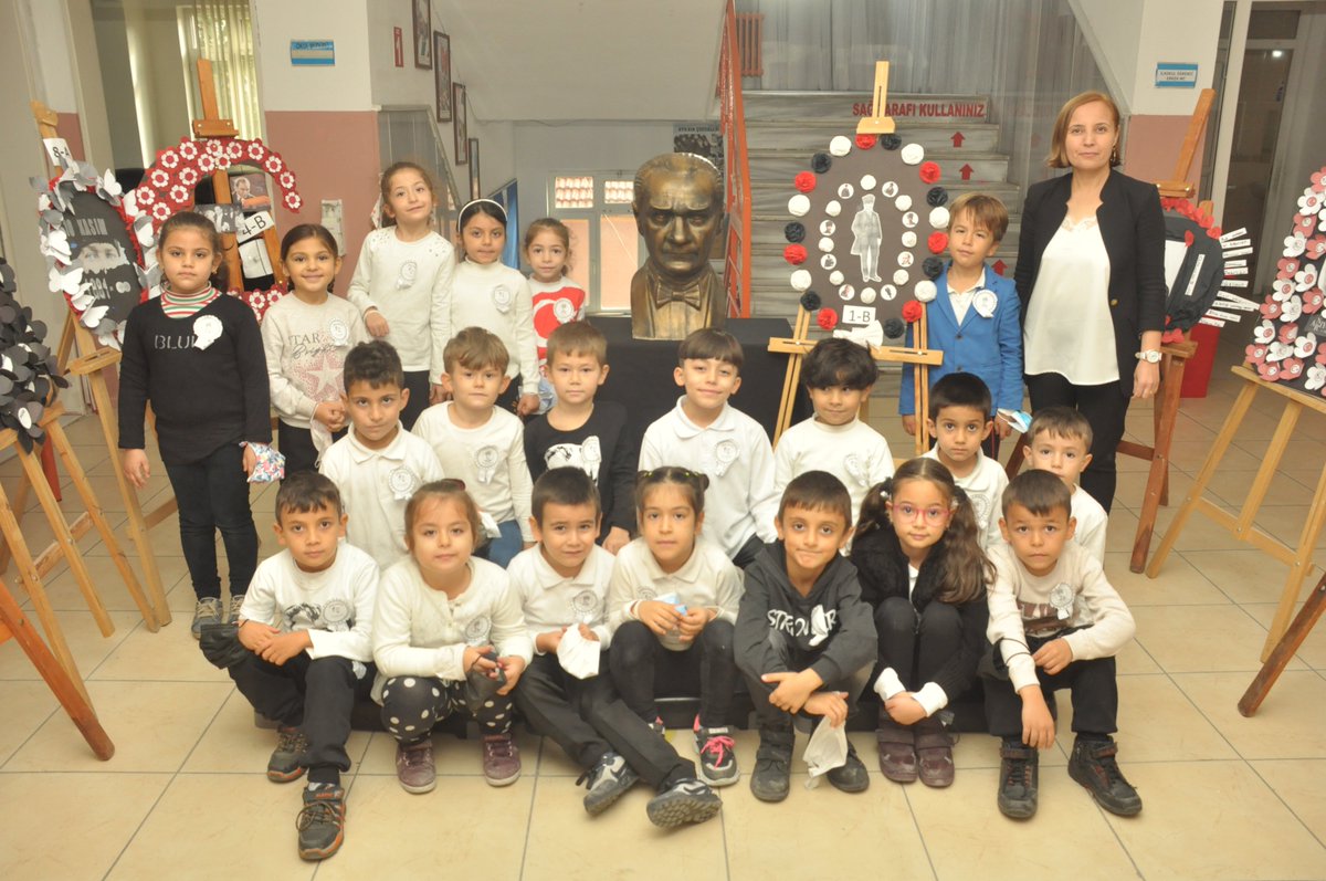 SaraylarM's tweet photo. Her 10 Kasım'da
Minnet ve Şükranla ... https://t.co/GXNvBVXz7e