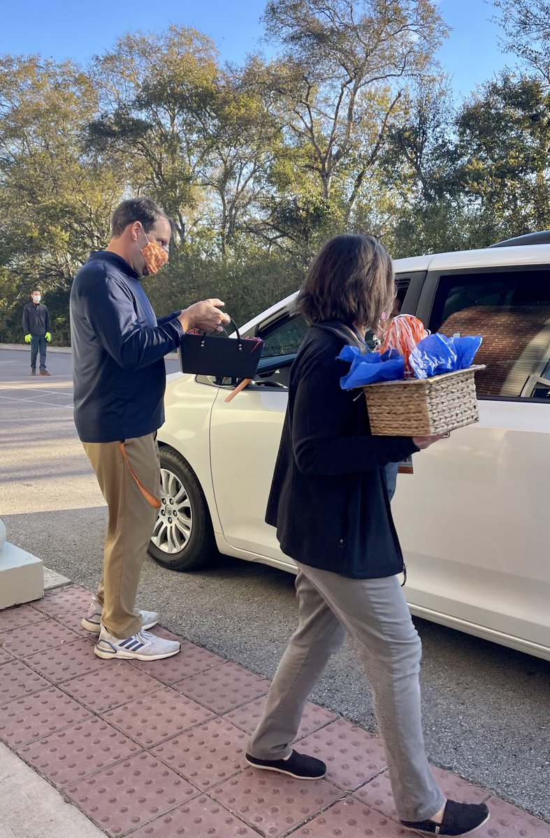 wcsSMS's tweet photo. Music, chocolate and dog treats for yesterday’s car line - just our way of showing a little extra love and appreciation for our parents. It was quite a fun way to start the day!🧡💙 #BetterTogether #WeAreSunset @WCSedu https://t.co/kDbXqu3HAl