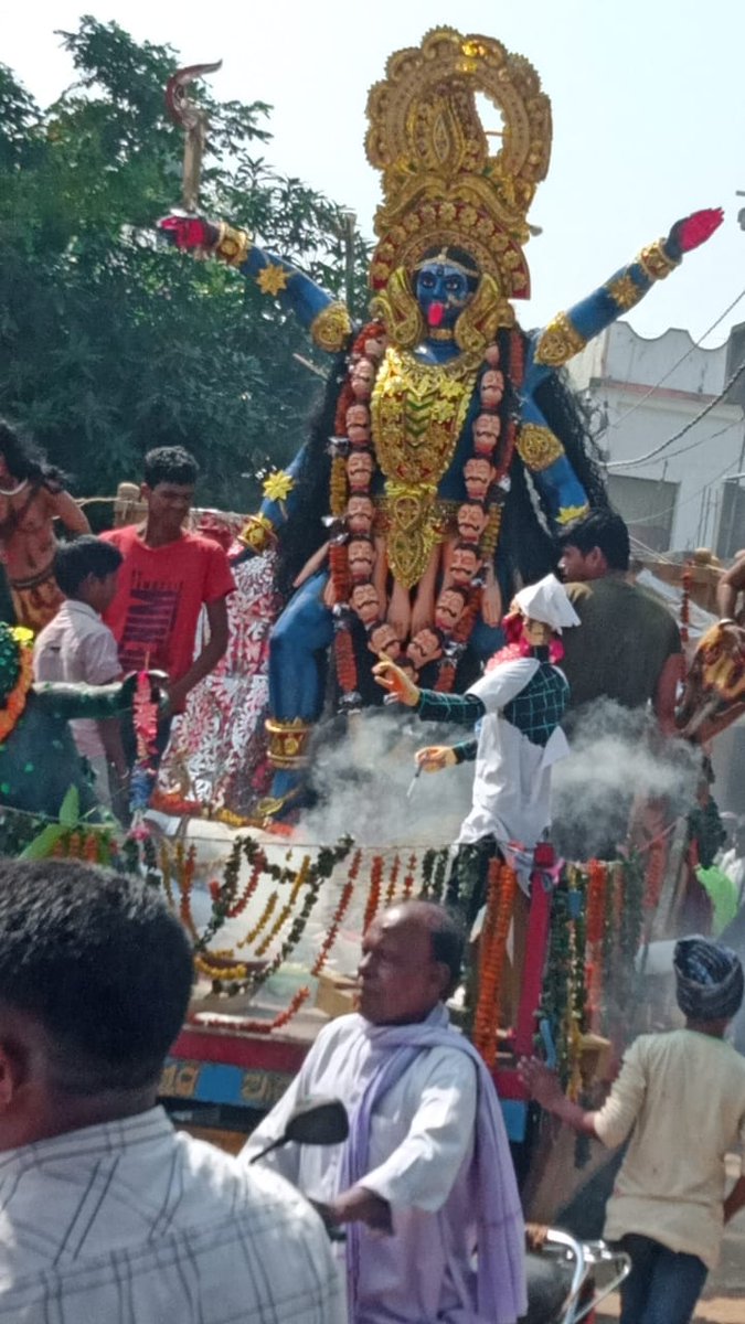 MitaliD20659671's tweet photo. ଶ୍ୟାମାକାଳୀ ଙ୍କ ବିଦାୟ କାଳୀନ ଦୃଶ୍ୟ।
#ourvillagenuagan
#vasani
#10november https://t.co/McOY1nQ8fv