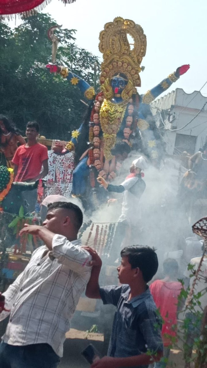 MitaliD20659671's tweet photo. ଶ୍ୟାମାକାଳୀ ଙ୍କ ବିଦାୟ କାଳୀନ ଦୃଶ୍ୟ।
#ourvillagenuagan
#vasani
#10november https://t.co/McOY1nQ8fv