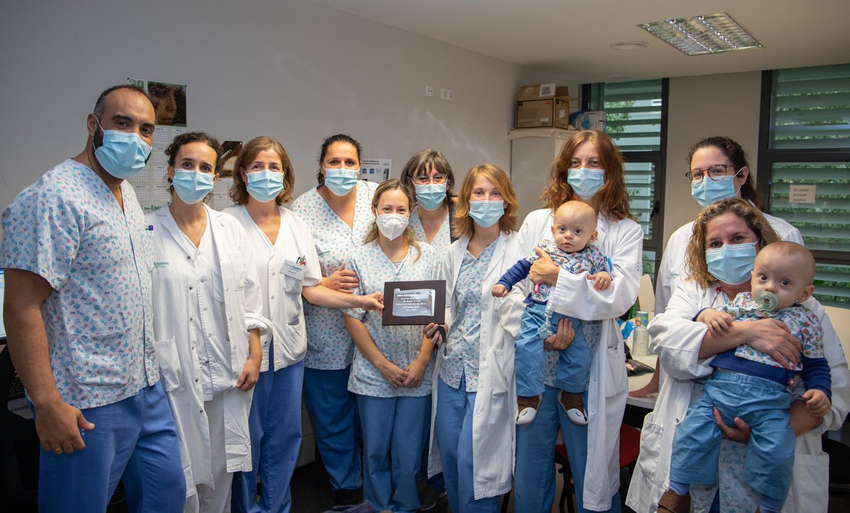 SonEspases's tweet photo. 👶👶N’Ian i en Tano són dos bessons prematurs d trenta setmanes q varen néixer fa tot just un any. Avui ens han visitat x celebrar el seu primer aniversari juntament amb els professionals d l’UCI Neonatal, on varen estar ingressats 3 mesos. 

Moltes gràcies x la vostra visita! https://t.co/fxaMrgPbui