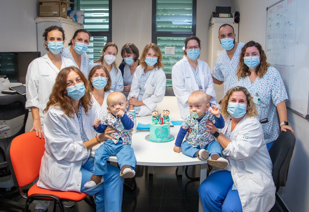 SonEspases's tweet photo. 👶👶N’Ian i en Tano són dos bessons prematurs d trenta setmanes q varen néixer fa tot just un any. Avui ens han visitat x celebrar el seu primer aniversari juntament amb els professionals d l’UCI Neonatal, on varen estar ingressats 3 mesos. 

Moltes gràcies x la vostra visita! https://t.co/fxaMrgPbui