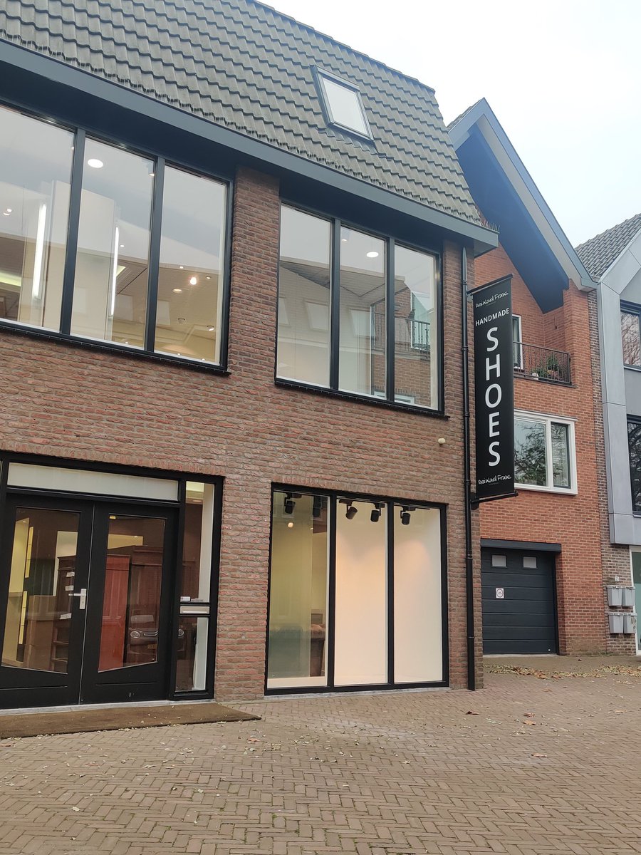 Kijk eens aan! Ik zie in eens een mooie winkel in <a href="/BarneveldShops/">Barneveld Centrum</a> vorm krijgen. Een fijne toevoeging aan ons centrum! Het wordt een hele uitdaging om daar binnenkort niet met nieuwe schoenen van <a href="/ReinhardFransBV/">Reinhard Frans</a> weg te lopen.. Wanneer staat de opening gepland? 👀