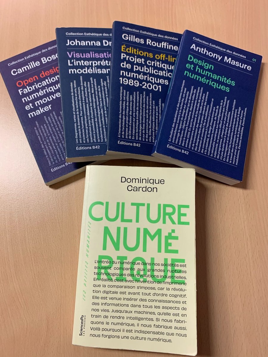 macgraveur's tweet image. L&apos;occasion aussi de leur proposer une table avec quelques ouvrages (en plus de la biblio fournie). Notamment la bible de @Karmacoma et la super collection Esthétique des données chez @EditionsB42 dirigée par @nicolasthely #DigiPres_FR #PINFormats