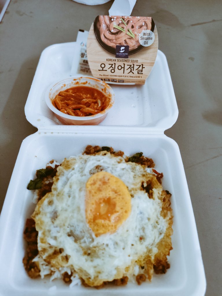 Chi65299912's tweet photo. ของอร่อยกินกับอะไรก็อร่อย ซื้อจากฟู๊ดฮอลล์ลาดพร้าว พาไปเที่ยวดอยอ่างขางมาด้วย กินกับกระเพราหมูเผ็ดๆฟินมากๆ รักทั้งคู่เลย แต่ก็ต้องเลือกสินะ งั้นอยู่
#TeamEarth ละกันน้าา
#SeaMeNOWGame https://t.co/nbTbJohPuE