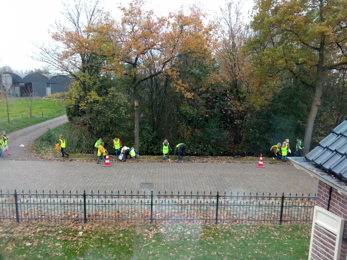 Hoe gaaf is dit?! De basisschool #JLS uit #Surhuizum is bloembollen aan het planten. De jeugd heeft de toekomst #blij <a href="/Raad8karspelen/">Raad Achtkarspelen</a> <a href="/SurhuzumNL/">Surhuzum</a>