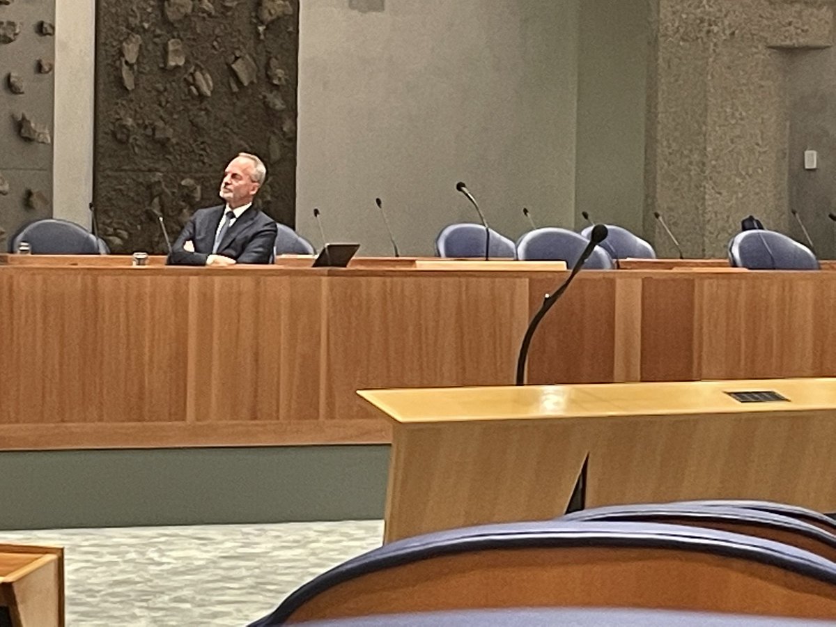 Even credits uitdelen. Want kritiek is makkelijk, maar wanneer compliment op zijn plaats is, doe ik dat ook. <a href="/DefensieMin/">Dilan Yeşilgöz-Zegerius</a> Henk Kamp is eerste minister die ik meemaak, die bij ELKE inbreng van ELKE partij, aandacht heeft voor het sprekende Kamerlid. 💪
#BegrotingDefensie #Defensie
